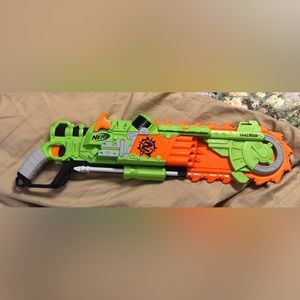 Nerf Zombie Strike Brainstorm Blaster, pump action, pull string chainsaw foam.
